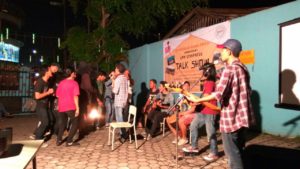 Acara ditutup oleh penampilan Band Simpoel yang beraliran regeae