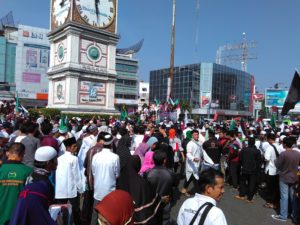 Foto: terlihat suasana aksi bela Al Aqsha di bundaran SIB Medan, minggu (23/07/2017).  Apakah massa aksi adalah para pemuda muslim.