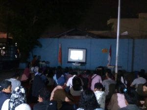 Nobar - Tampak Suasana nobar fil G30 S PKI di pelataran parkir STIK-P Medan, Sabtu (30/09/2017).  Tak hanya mahasiwa STIK-P saja, warga sekitar kampus pun ikut datang menonton film ini.